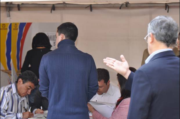 Colprensa - El presidente Uribe vot� en compa��a de la primera Dama, Lina Moreno y su hijo Jer�nimo Uribe Moreno.