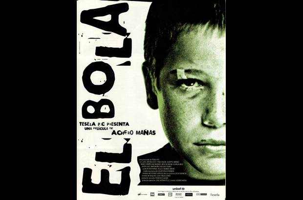 Retrospectiva Óperas Primas: El Bola - Director: Achero Mañas. Sinopsis: A su llegada al barrio El Bola, Alfredo y Pablo se convierten en amigos. Los padres de Alfredo descubrirán que Pablo es maltratado en su hogar. Pese a su interés, Pablo se refugiará en sus temores.