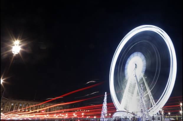 Reuters - Juego de luces en la Plaza de la Concordia de Par&#237;s.