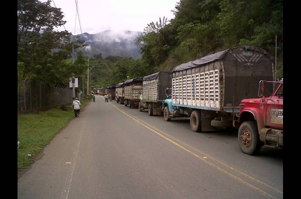 Juan Felipe Quintero - Por lo menos 3.400 veh&#237;culos se quedaron represados en la v&#237;a a San Jer&#243;nimo por derrumbes en la carretera.