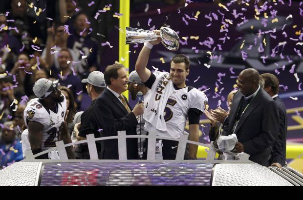 REUTERS - El mariscal de campo Joe Flacco, quien se hizo acreedor al premio al Jugador M&#225;s Valioso (MVP) del Super Bowl, lanz&#243; para tres pases de anotaci&#243;n.