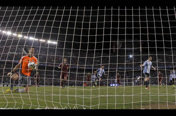 AP - Venezuela recibir&#225; el pr&#243;ximo martes a Colombia. Argentina va a jugar a La Paz ante Bolivia.