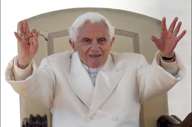 REUTERS - El papa Benedicto XVI mostró este miércoles su lado más humano y emotivo ante unas 200.000 personas que se acercaron a la Plaza de San Pedro para despedir al pontífice en su última audiencia general, un día antes de hacer efectiva su renuncia a la silla de Pedro.
