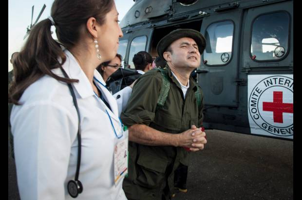 Cortesía CICR - El sargento mayor César Augusto Lasso, secuestrado el 1 de Noviembre de 1998 en Mitú, no lo podía creer al pisar la pista del aeropuerto Vanguardia en Villavicencio.