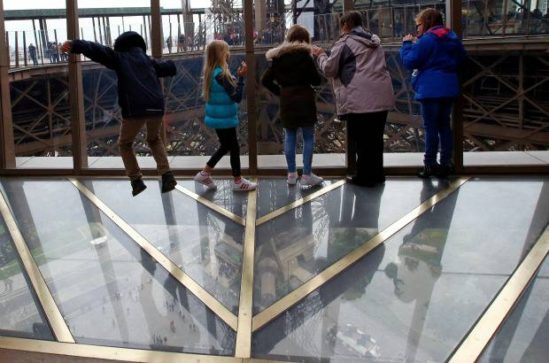 AP - Frente a este espacio, el antiguo salón Gustave Eiffel ha sido demolido y transformado en un salón de congresos y conferencias que, en homenaje al famoso arquitecto, conserva el nombre de la estructura precedente.