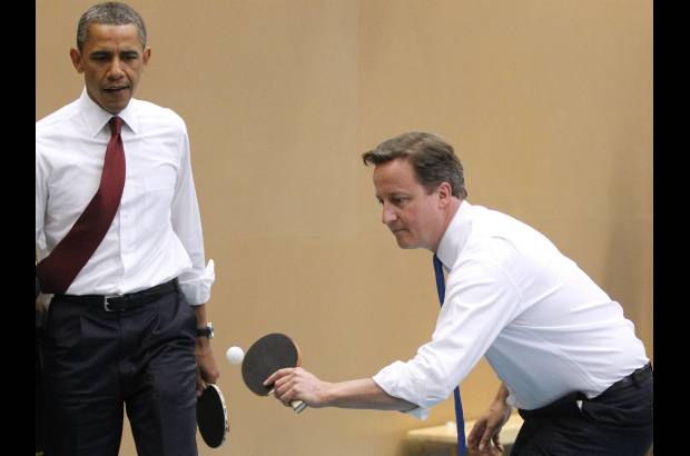 Reuters - Obama y Cameron se dirigieron, fuera de programa, a una escuela en un barrio deprimido de Londres, donde visitaron algunas de las aulas y se atrevieron a jugar una partida de ping-pong con dos de los alumnos.