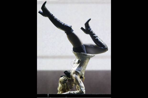 Foto Reuters - Madonna en plena actuaci&#243;n durante su Reinvention tour de 2004.