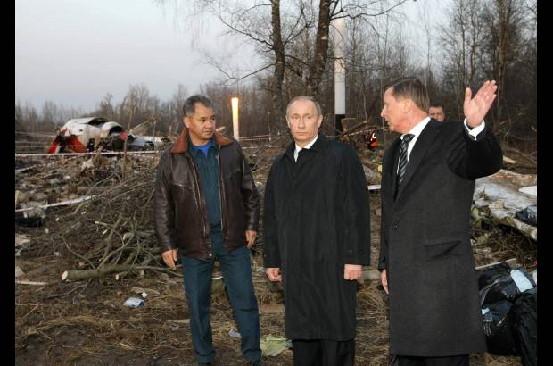 Reuters - El primer ministro ruso, Vladimir Putin, se desplaz&#243; al lugar de la tragedia, cerca de la ciudad de Smolensk, donde altos cargos de su Gobierno le informaron de que el accidente ocurri&#243; en medio de p&#233;simas condiciones meteorol&#243;gicas y escasa visibilidad.