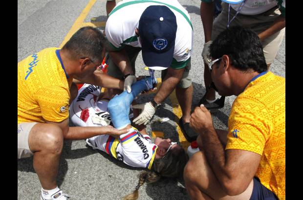 Reuters - La antioque&#241;a Mar&#237;a Luisa Calle se lesion&#243; la mu&#241;eca y el codo al caer este mi&#233;rcoles en la tercera vuelta de la prueba femenina de ciclismo en ruta de los Juegos Centroamericanos y del Caribe de Mayag&#252;ez.