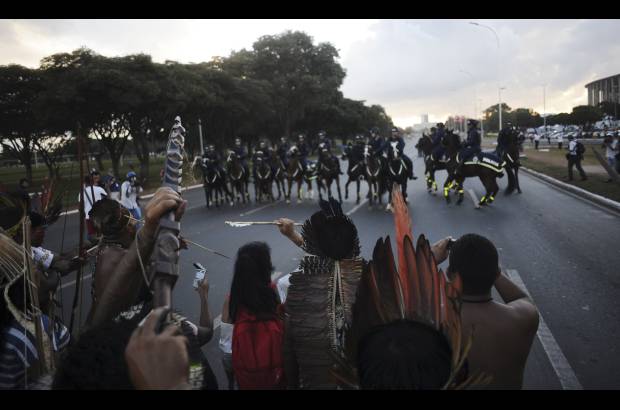 REUTERS - Algunos manifestantes lanzaron piedras hacia los policías, que respondieron con gases lacrimógenos y tropas de caballería que cargaron contra la multitud y la dispersaron por momentos.