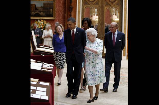 Reuters - Como es protocolario, la soberana y sus invitados intercambiaron regalos. La propia reina Isabel y su esposo fueron los guias de los Obama.