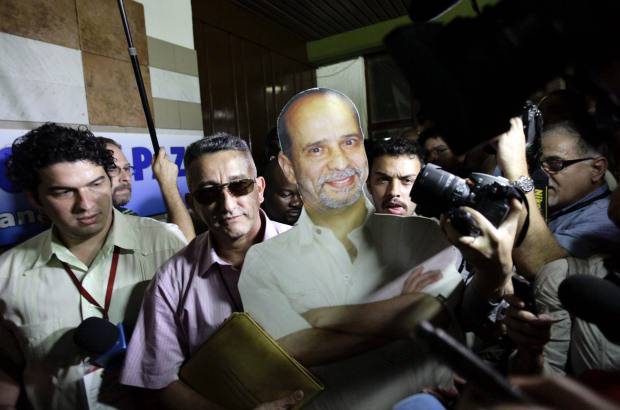 Reuters - Alias Rub&#233;n Zamora, jefe del frente 33, port&#243; una silueta en cart&#243;n de Juvenal Ovidio Ricardo Palmera, alias Sim&#243;n Trinidad, ausente de las conversaciones, ya que paga una condena en Estados Unidos.