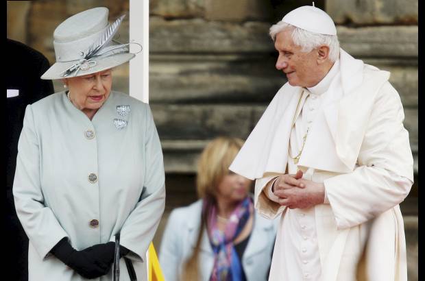 - La reina Isabel se encontr&#243; con el Papa Benedicto XVI en el Palacio de Holyroodhouse, en Edimburgo, Escocia, el 16 de septiembre de 2010. El Papa Benedicto XVI lleg&#243; a Gran Breta&#241;a con la esperanza de ganar a uno de los pa&#237;ses m&#225;s seculares de Europa.