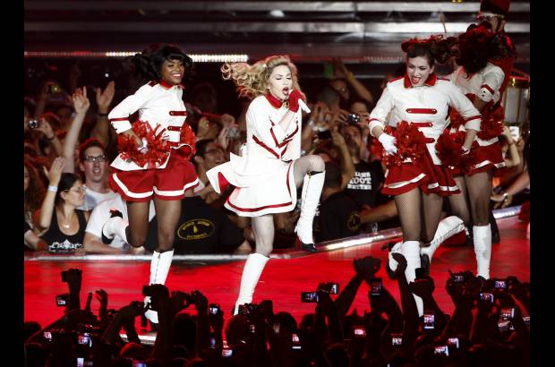 Reuters - Madonna hizo este jueves bailar sin descanso al mundo terrenal y al celestial al inaugurar en Israel con una potente mezcla de beatitud y provocaci&#243;n MDNA Tour, la gira mundial m&#225;s larga de su carrera.