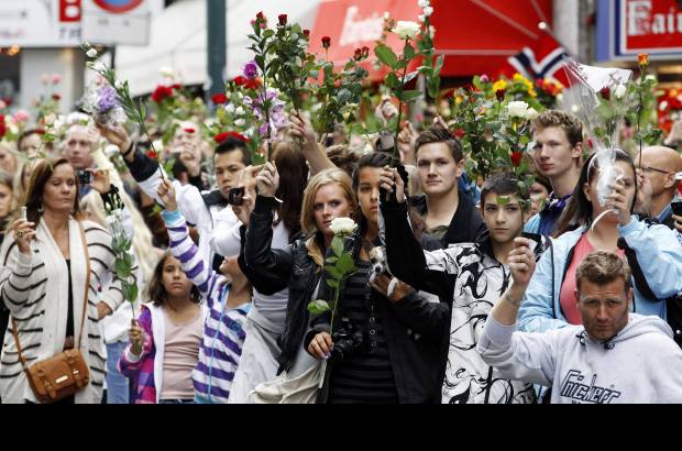 Reuters - Cientos de personas congregadas en los memoriales improvisados en varios puntos de la capital enmudecieron, el transporte p&#250;blico se detuvo y las televisiones locales callaron por 60 segundos, tras casi 48 horas de informaci&#243;n ininterrumpida sobre la tragedia, mientras en todo Oslo tan s&#243;lo se percib&#237;a el graznido de las gaviotas.