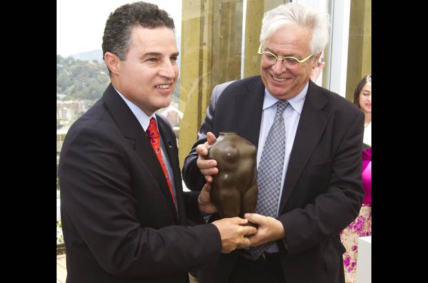 Esteban Vanegas - El alcalde de Medellín entregó una réplica de la escultura Torso de mujer al director ejecutivo de ONU-hábitat, Joan Clos.