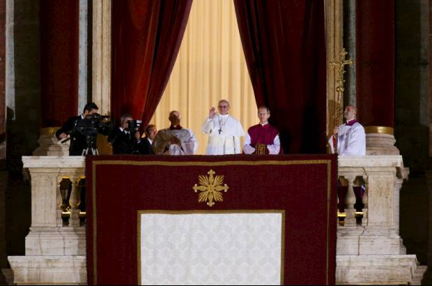 AP - Francisco I, el nombre que eligi&#243;, es el primer Papa jesuita de la historia del catolicismo, es un sacerdote argentino de h&#225;bitos monacales que no duda en atacar al poder pol&#237;tico.