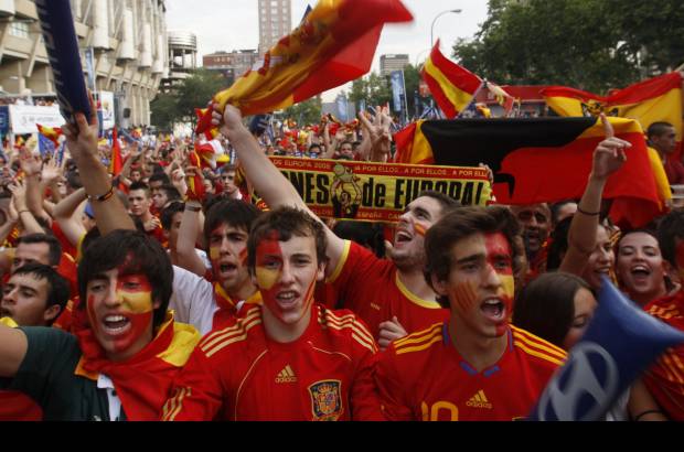 Reuters - Las expresiones de júbilo de cientos de hinchas españoles en Madrid gracias al triunfo de su selección.