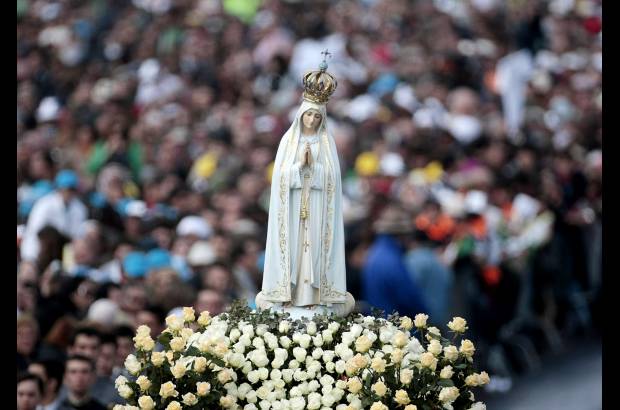 AP - Antes de su llegada comenz&#243; la procesi&#243;n con la imagen de la Virgen, a la que el Papa se incorpor&#243;, sigui&#233;ndola desde el veh&#237;culo.