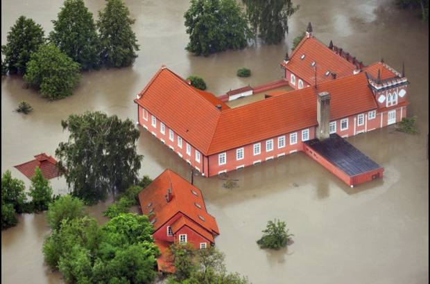 AP - Vista a&#233;rea del r&#237;o Moldava al norte de Praga.