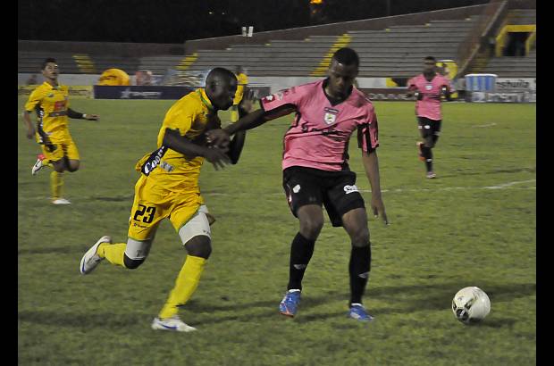 Colprensa - Los goles fueron anotados por C&#233;sar Arias en el conjunto heroico, mientras que en el elenco opita el salvador fue Didier Viveros.