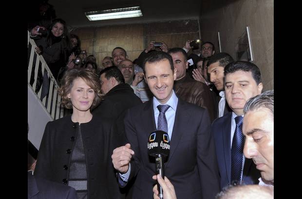 Reuters - El Presidente de Siria, Bachar al-Asad y su esposa Asma hablaron con los medios de comunicaci&#243;n despu&#233;s de votar en un refer&#233;ndum sobre una nueva constituci&#243;n en su pa&#237;s.