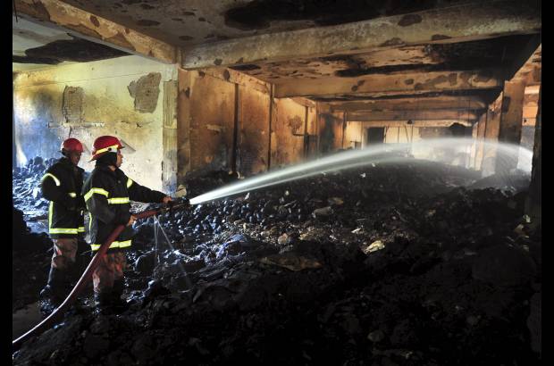 AP - En Bangladesh suelen producirse incendios debido al mal estado del cableado, y los cortocircuitos son comunes en las plantas de producci&#243;n y exportaci&#243;n textil.