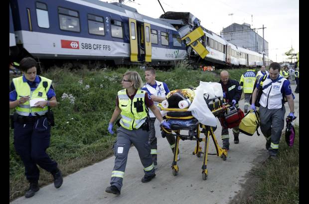 Reuters - Los rescatistas atendieron en la zona a los heridos leves, otros fueron trasladados a centros m&#233;dicos en las poblaciones cercanas.