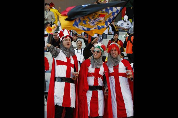 AP - Los ingleses llevaron su fiesta y su colorido al estadio Free State, pero tendr&#225;n que empacar sus maletas de regreso.