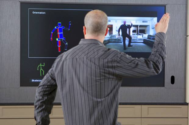 AP - Microsoft tambi&#233;n present&#243; una nueva versi&#243;n de su sensor Kinect con mejor detecci&#243;n de movimiento y voz.
