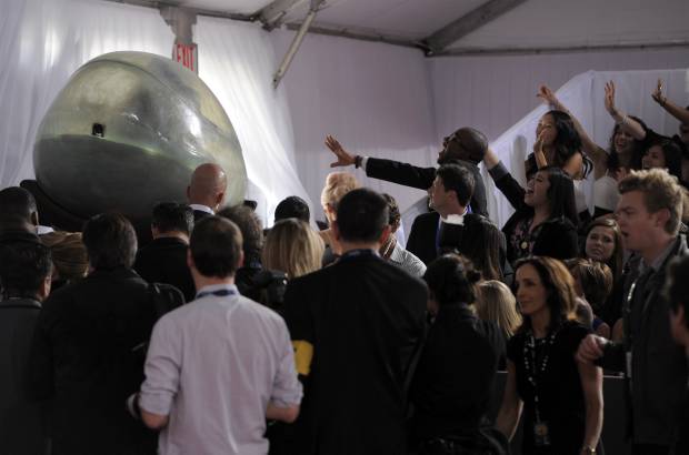 AP - Lady Gaga se rob&#243; las miradas en la alfombra roja de la 53 edici&#243;n de los premios Grammy Anglo.