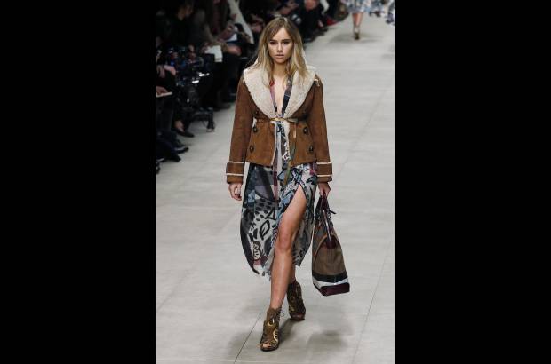 Reuters - Desde la primera fila, el actor estadounidense sigui&#243; el desfile de su novia, la modelo brit&#225;nica de 22 a&#241;os Suki Waterhouse, a la que conoci&#243; en la &#250;ltima edici&#243;n de los premios Elle de moda, en febrero de 2013, y con la que empez&#243; a salir poco despu&#233;s.