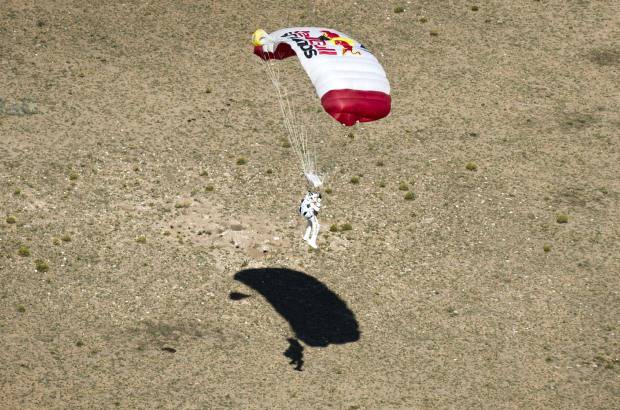 AP - El deportista extremo llega a tierra.