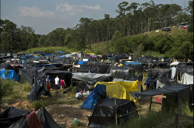 AFP - La manifestación fue convocada por el Movimiento de Trabajadores Sin Techo (MTST) y el llamado Comité Popular de Brasilia, que forman parte de los colectivos que se oponen a la celebración del evento de la FIFA en Brasil bajo el lema "No va a haber Mundial".