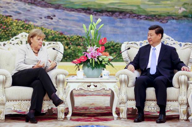Archivo - El Congreso se cumple cada cinco a&#241;os y sus m&#225;ximos l&#237;deres son reemplazados una vez por d&#233;cada. Se trata del evento pol&#237;tico m&#225;s importante de China. En la foto Xi Jinping con la canciller de Alemania Angela Merkel.