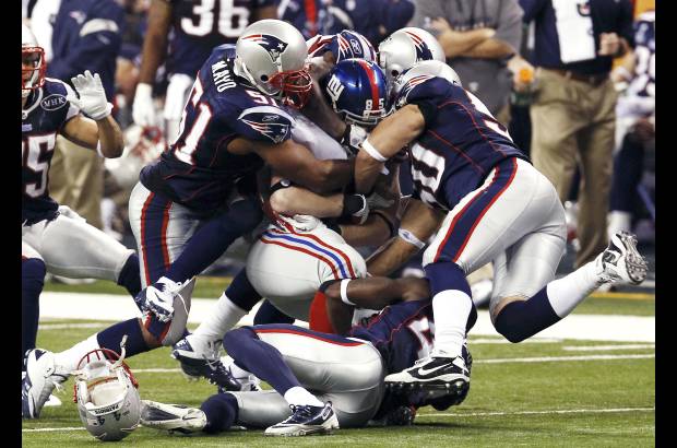Reuters - De regreso del descanso, el ataque de los Patriots continu&#243; y nuevamente Brady fabric&#243; ocho jugadas para 79 yardas, e hizo un env&#237;o de 12 a su receptor preferido, el ala cerrada puertorrique&#241;o Aar&#243;n Hern&#225;ndez, para anotaci&#243;n, con el que mejoraron su marcador a 17-9.