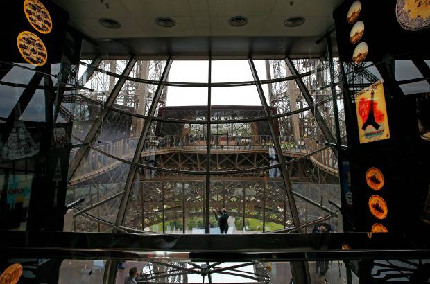 AP - La Torre Eiffel luce su renovada primera planta, protegida por un mirador y suelo parcialmente acristalados e integrada por un pabellón comercial y museístico, un salón de congresos y accesos para personas discapacitadas que redimensionan un símbolo nacional que acaba de cumplir 125 años.