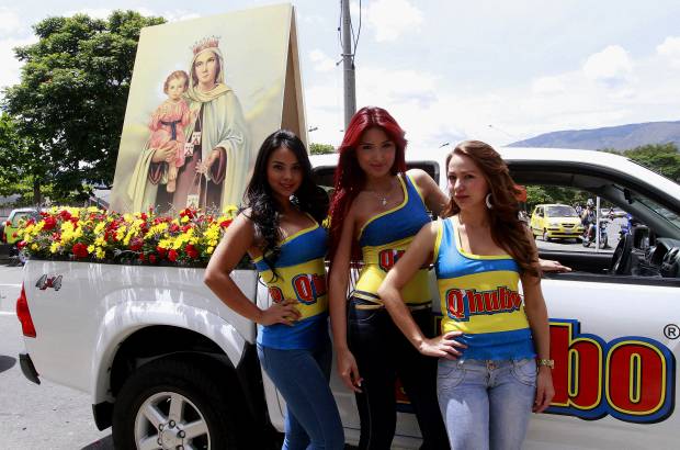FOTO RÓBINSON SÁENZ - Como cada 16 de julio, Día de la Virgen del Carmen, conductores desfilaron con su patrona por varios puntos de Medellín. Decenas de vehículos, como buses, carros y motos, circularon entre las terminales del Sur y del Norte de la ciudad.
