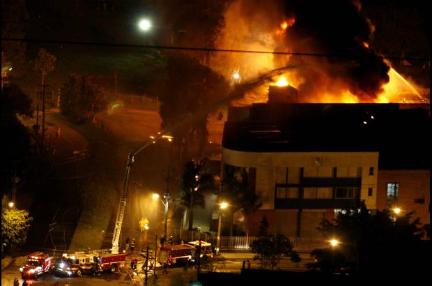 Juan Fernando Cano - Toda la noche los bomberos lucharon contra las llamas.
