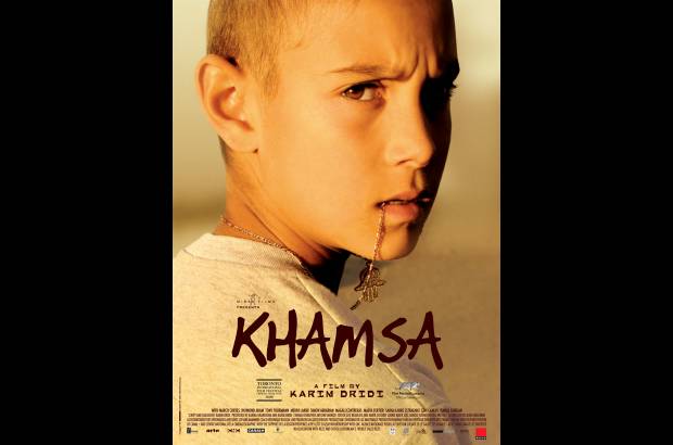 Khamsa (Karim Dridi, 2008) - Khamsa, un niño gitano de 13 años, se escapa de su familia adoptiva y regresa al campamento en el que nació. Con su primo, el enano Boyard, y Rachitique, un joven árabe, pasan de las travesuras a los robos con el sueño de hacerse ricos.