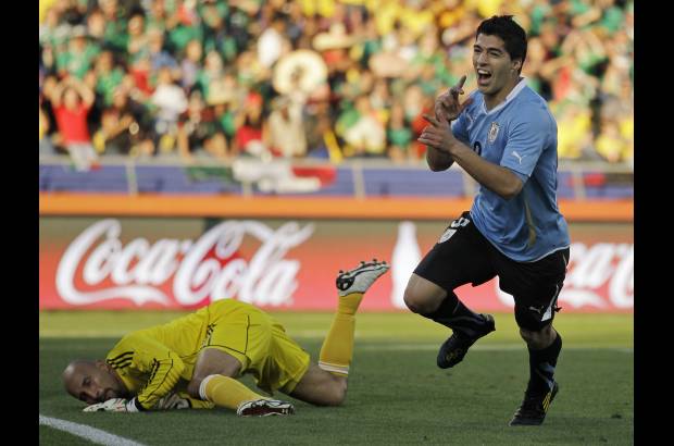 AP - Uruguay venci&#243; este martes 1-0 a M&#233;xico y clasific&#243; a los octavos de final del Mundial como l&#237;der del Grupo A, mientras que el Tri tambi&#233;n accedi&#243; a la siguiente ronda al quedar segundo en la zona por diferencia de gol.