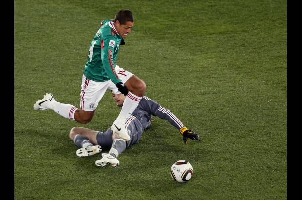 AP - México logró su primera victoria sobre Francia en 80 años al vencerla por 0-2 en Polokwane con goles de Javier Hernández (foto) y Cuauhtémoc Blanco, resultado que le enfila para la clasificación a la siguiente ronda.