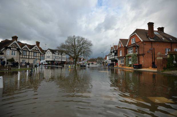 AFP - La Agencia del Medio Ambiente mantiene 16 alertas &quot;graves&quot; de inundaciones -con riesgo para la vida-, de las que dos corresponden al suroeste de Inglaterra y el resto al &#225;rea del T&#225;mesis.