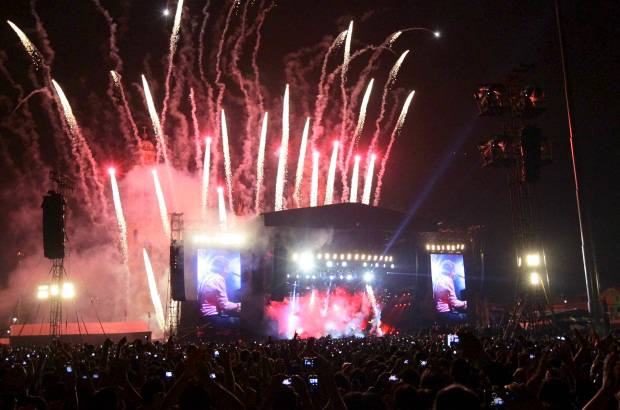 Reuters - Paul McCartney rompi&#243; su propio r&#233;cord con su concierto gratuito en el Z&#243;calo de la Ciudad de M&#233;xico al reunir a m&#225;s de 200.000 personas, seg&#250;n cifras de las autoridades del Gobierno del Distrito Federal.