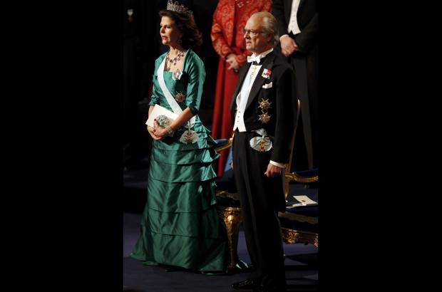 Reuters - El Rey de Suecia Carlos XVI y la Reina Silvia fueron los encargados de entregar los premio en la ceremonia del Premio Nobel 2010 en la Sala de Conciertos de Estocolmo.