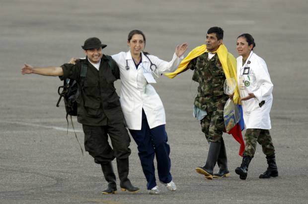 Raúl Palacios, enviado especial Colprensa - Visiblemente emocionados lucían los uniformados, algo pensado tras más de 10 años de estar alejado de su familia.