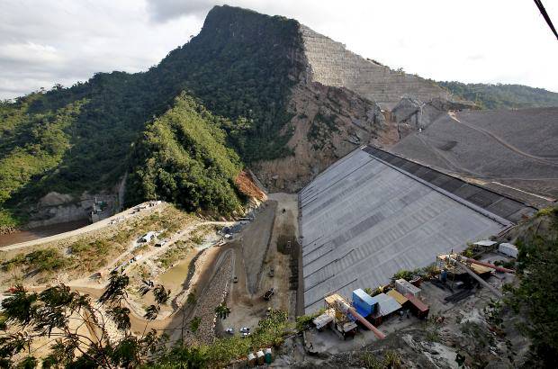 Julio C&#233;sar Herrera - La presa del embalse tiene una altura de 190 metros y una base de 500 metros.