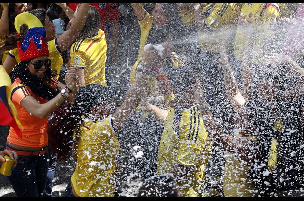 FOTOS JAIME P&#201;REZ - Y los &#225;nimos se alterar&#237;an m&#225;s, pero de felicidad, cuando el elenco tricolor abri&#243; el marcador por medio de James Rodr&#237;guez.