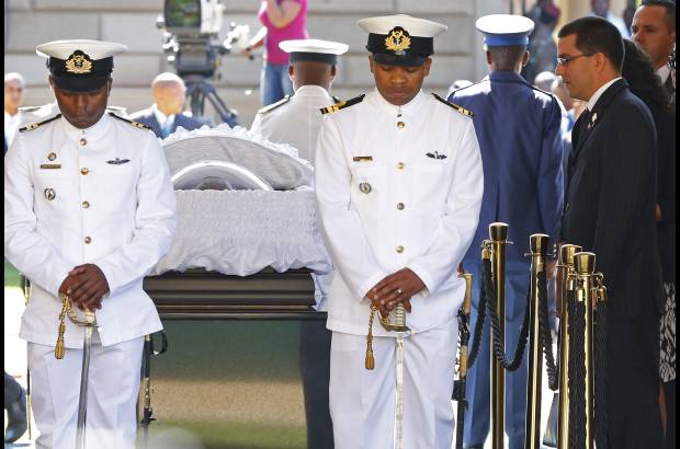 AP - Algunos dolientes sollozaron mientras pasaban junto al ataúd. Otros simplemente aceptaron la pérdida de su reverenciado líder.