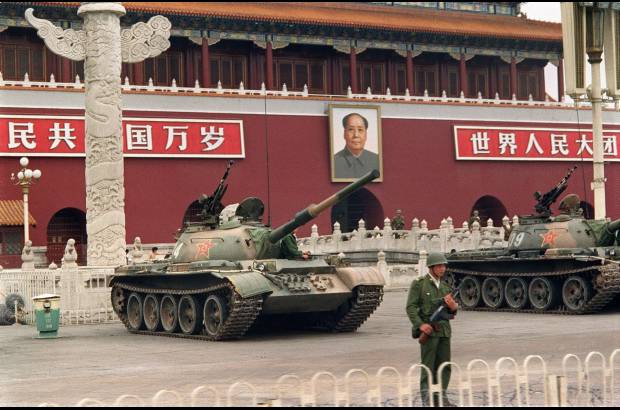 AFP - 9 de junio 1989. Un soldado de guardia delante de los tanques del Ej&#233;rcito Popular de Liberaci&#243;n en la Plaza de Tiananmen.